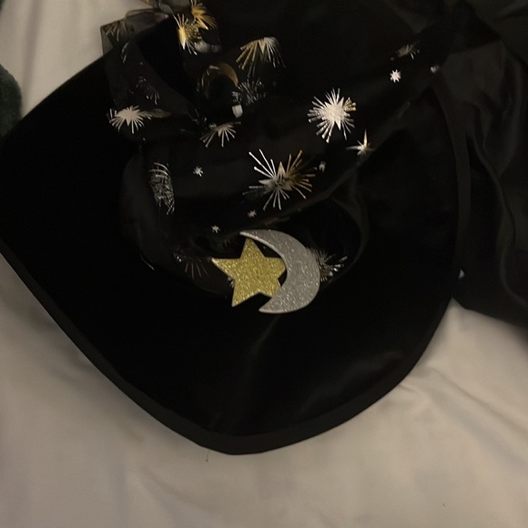 I’m selling this custom because size to small the size it’s 10/12 - Picture 3 of 4